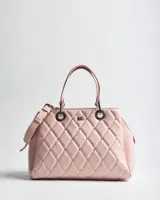 Cartera de símil cuero color rosa, con diseño matelassé y tachas metálicas. Cuenta con doble asa de mano, correa bandolera regulable y desmontable, herrajes plateados y logo XL metálico en el frente.