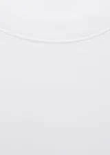 Camiseta de algodón de corte regular, con cuello redondo y manga corta, confeccionada en tejido de gramaje medio.