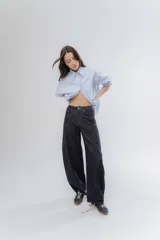 Pantalón jean wide leg de tiro medio, color azul oscuro, con costuras decorativas marcadas y diseño amplio de corte recto.