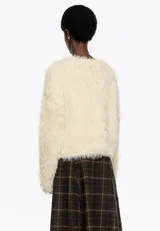 Jersey de manga larga con textura de pelo sintético, cuello redondo y corte recto.