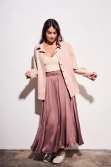 Falda midi de satén en color rosa viejo, con cintura elástica y caída fluida.