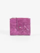 Tarjetero billetera de cuero vegano en color fucsia, con diseño acolchado y textura efecto craquelado. Cuenta con un compartimento principal con cierre metálico superior y un bolsillo frontal con solapa y broche a presión.