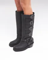 Botas altas de cuero marrón con acabado desgastado, múltiples hebillas metálicas laterales y tacón bajo cuadrado.