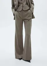 Pantalón de vestir estilo flare con diseño de tiro medio y corte acampanado. Cuenta con trabillas en la cintura, cierre oculto de botón, gancho y cremallera, dos bolsillos laterales y dos bolsillos de ribete en la parte posterior.