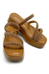 Sandalias color camel con plataforma alta y tirantes con cristales.