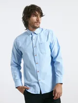 Camisa de manga larga con cuello button-down, bolsillo frontal y botones de madera.