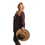 Camisa de abrigo roja y negra a cuadros grandes, de corte recto y manga larga.