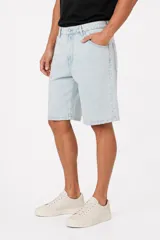Bermuda de jean de corte ancho y tiro medio, color gris oscuro, con bolsillos laterales y traseros.