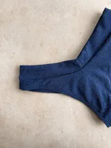 Parte inferior de bikini colaless color verde militar brillante, con escote en V pronunciado en la parte delantera y elástico en la cintura.