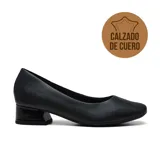 Zapato de cuero negro con taco cuadrado bajo y punta redondeada.