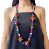 Collar largo de resina azul con cuentas circulares y flores.