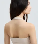 Blusa frente única de microfibra color beige, con escote cuadrado y breteles que se ajustan al cuello. Diseño sin mangas y espalda descubierta.