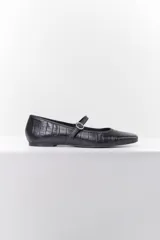 Zapato tipo ballerina de cuero negro con textura croco y punta redondeada.