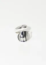 Anillo plateado de plata 925 con diseño cruzado y forma ovalada.