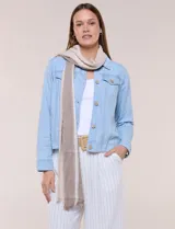 Pashmina plisada beige con detalles de lurex, flecos en los extremos y diseño texturizado.