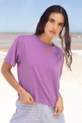 Remera celeste con logo bordado en el pecho, corte boxy y cuello redondo.