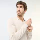 Sweater de punto color gris claro, con cuello polo y escote en V, de manga larga y puños elásticos acanalados.