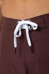 Short de baño color bordó con cordón de ajuste blanco en la cintura y pequeño parche con logo en el ruedo.