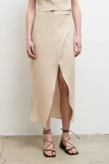 Falda midi de lino con diseño cruzado y tajo frontal.
