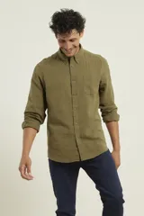 Camisa de manga larga confeccionada en una mezcla de algodón y lino, con cuello abotonado, cierre frontal de botones y un bolsillo en el pecho.