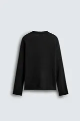 Jersey de hombre, color vino tinto, de calce regular fit, tejido en punto con algodón, cuello redondo y manga larga. Presenta acabados en rib con vuelta en cuello, puños y ruedo.