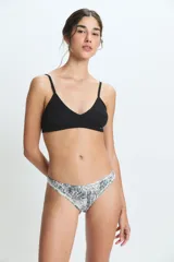 Bombacha tipo colaless con estampado animal print de serpiente en tonos grises y blancos, confeccionada en tejido suave con forro de algodón.