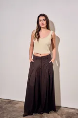 Pantalón wide leg marrón de tiro alto, confeccionado en mezcla de viscosa y lino, con pinzas delanteras y bolsillos laterales.