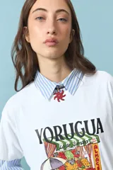 Collar con cordón oscuro y dije en forma de sol estilizado de color rojo.