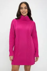 Polerón largo de tejido de punto con cuello alto, mangas largas y diseño de trenzas verticales. Presenta un corte holgado y puños acanalados.