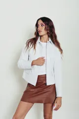 Campera de cuero ovino color blanco, con diseño minimalista, cierre frontal y dos bolsillos delanteros.