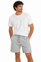 Short de felpa gris melange, de corte relajado, con bolsillos laterales y cintura elástica con cordón de ajuste regulable.
