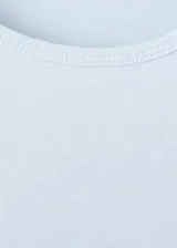 Camiseta celeste de manga corta con cuello redondo y diseño recto.