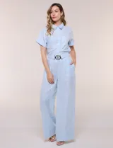 Conjunto de dos piezas confeccionado en lino, de estilo casual safari. Incluye camisa de manga corta con cuello camisero con bordado festoneado, abotonadura frontal y bolsillos en el pecho; y pantalón palazzo de tiro alto con bolsillos y cinturón con hebilla metálica dorada.