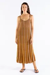 Vestido midi de tejido de punto con rayas verticales en tonos mostaza, marrón, beige y blanco, tirantes finos y escote en V.