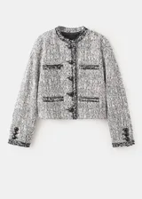 Chaqueta de tweed en tonos gris y blanco, con cuello redondo, manga larga, bolsillos frontales de ribete y cierre delantero con botones.