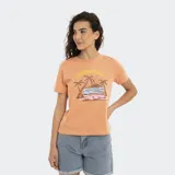 Remera color naranja con estampa de playa con palmeras y texto.