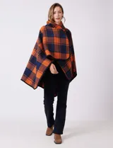 Capa de tejido cuadrille con diseño de cuadros en tonos marrón, beige y naranja. Presenta un cierre frontal con botón tipo trenca y bordes con ribete negro.