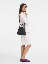 Bolso tote pequeño de cuero negro con diseño estructurado, doble asa superior y correa larga ajustable para llevar al hombro o cruzado. Cuenta con cierre de solapa y detalles metálicos dorados.