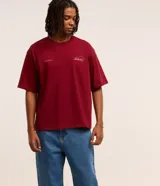 Pantalon de jean gris con lavado deslavado, de corte baggy y silueta holgada. Cuenta con bolsillos al frente y atras, y cierre de boton y cremallera.