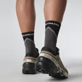 Championes Salomon Speedcross 6 de color negro, diseñados específicamente para trail running. Presentan una estructura robusta y técnica, capellada sintética y textil con refuerzos termosellados, sistema de cordones de ajuste rápido Quicklace y suela con tacos profundos para máxima tracción en terrenos difíciles.