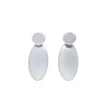 Aros colgantes plateados con forma ovalada y detalle circular en la parte superior.