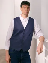 Chaleco azul marino con cierre de botones, bolsillos frontales y corte clásico.