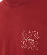 Remera de corte comfort color bordó, con cuello redondo y manga corta. Presenta una pequeña estampa gráfica de follaje con lettering en el lado izquierdo del pecho.