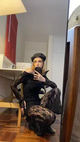 Top negro de encaje con escote bardot y mangas largas acampanadas.