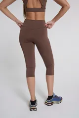 Calza pescador marrón de tiro alto, corte ajustado y largo hasta la mitad de la pantorrilla.