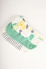 Pack de tres pares de medias soquetes de algodón. Un par liso color verde, un par blanco con rayas grises y un par blanco con estampado de limones y hojas verdes.