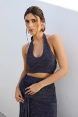 Top corto color marrón oscuro, estilo halter con escote pronunciado en V.