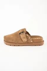 Zueco marrón de gamuza con tachas doradas.