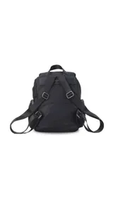 Mochila de nylon color gris azulado, con tapa superior y cierre de broche metálico. Cuenta con un bolsillo frontal con cierre y bolsillos laterales con cierre, además de correas regulables para la espalda y asa superior de mano.