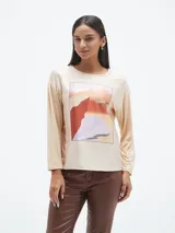 Blusa de manga larga color azul, con cuello redondo y estampa frontal geométrica con detalles de lentejuelas y texto.